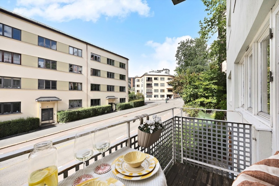 Balkong med borddekking i bymiljø