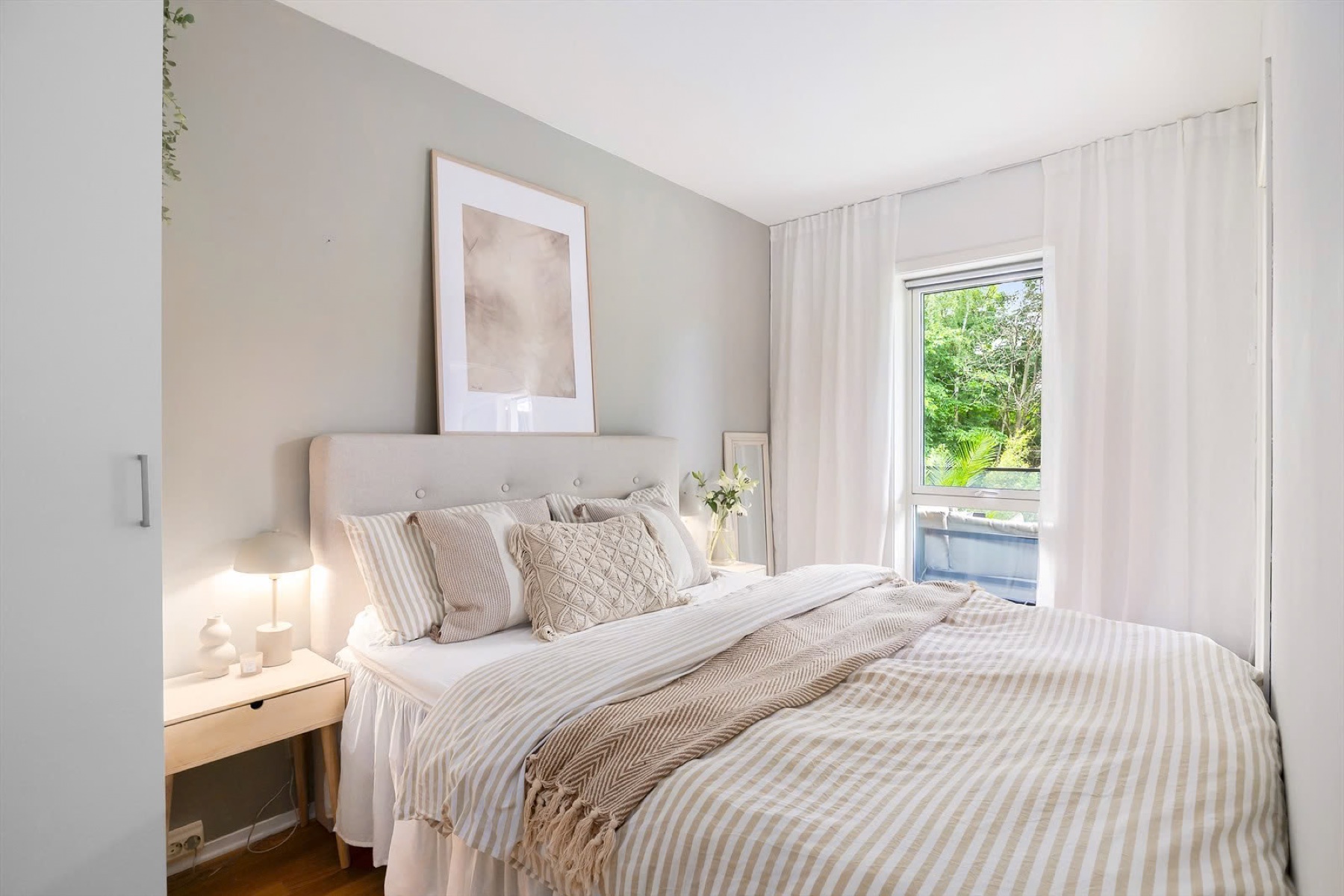 Calm bedroom with soft textiles and warm natural tones